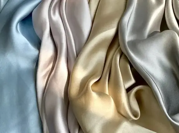 Co přesně je acetátová tkanina, která bere internet bouří?