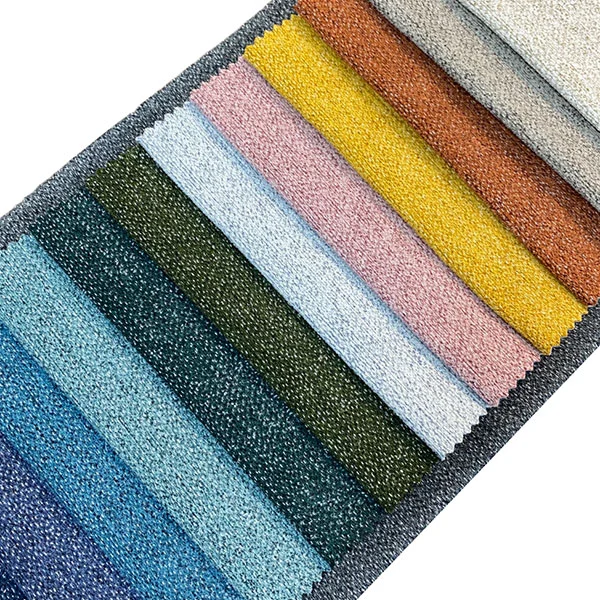 Obyčejná pevná sametová pohovka