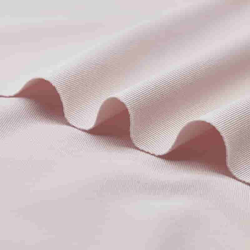 Rychleschnoucí tkanina z recyklovaného polyesteru