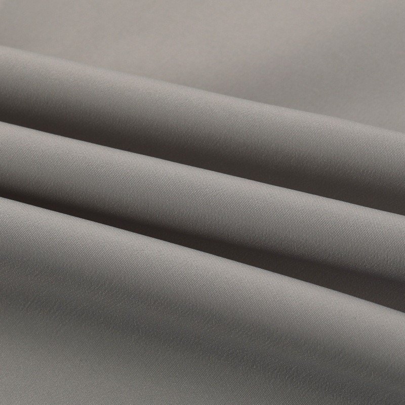 Recyklovaná polyesterová tkanina odpuzující vodu